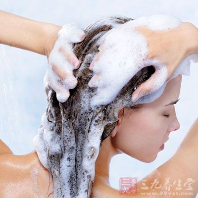 倒掉啤酒稀釋液，再次洗盡頭發(fā)去除啤酒味道后，用你平常使用的護 發(fā)素保養(yǎng)頭發(fā)，并用木梳或者牛角梳梳順發(fā)絲